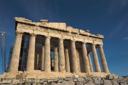 http://fr.wikipedia.org/wiki/Image:Parthenon_from_West_with_deep_blue_sky.jpg - Licence Creative Commons
