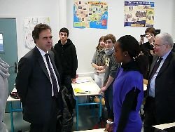 En février 2011 Luc Chatel évoque une réforme d el'enseignement de slangues au lycée Decour de Paris