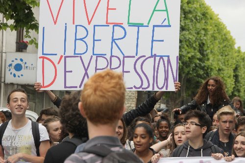Des lycéens dans la rue pour la liberté d'expression