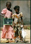 Fillettes sénégalaises sur la route de l'école Photo Commission européenne