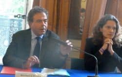 Luc Chatel signe avec Facebook contre le cyber-harcèlement