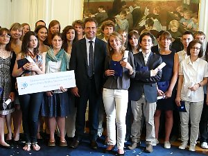 Luc Chatel vante « le mérite » des meilleurs bacheliers 2011