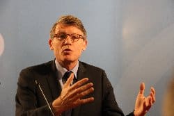 Rythmes : V. Peillon annonce la réforme du bac et la réduction des vacances l&rsquo;été à 6 semaines