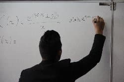 Les professeurs contractuels, les primes et la crise du recrutement