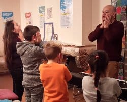 La chronique de Véronique Soulé : Le prof qui fait chanter les enfants migrants