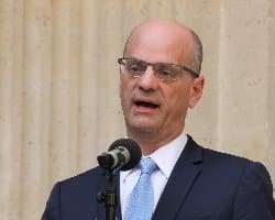 Blanquer annonce le gel des postes