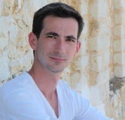Un professeur engagé dans l&rsquo;aide aux devoirs en REP +