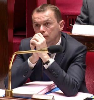 La loi sur la fonction publique adoptée