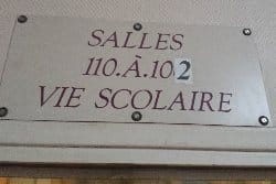 L&rsquo;Ecole commence à la grille le matin…