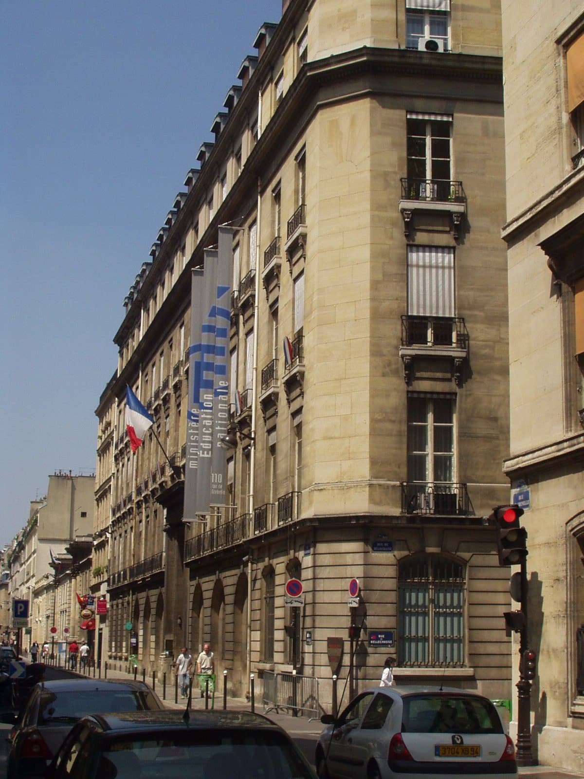 Une image contenant bâtiment, extérieur, ciel, rue Description générée automatiquement