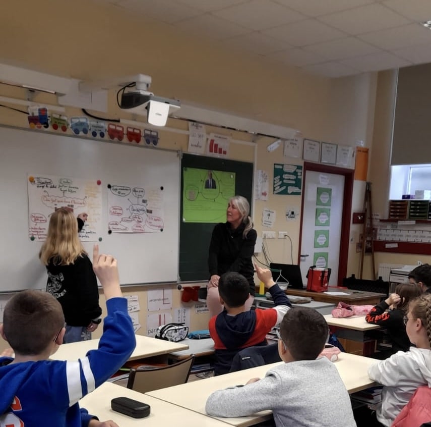 à l'aide d'un tableau blanc. groupe d'enfants élèves en classe à l