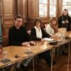 Une image contenant table, intérieur, personne, plancher Description générée automatiquement