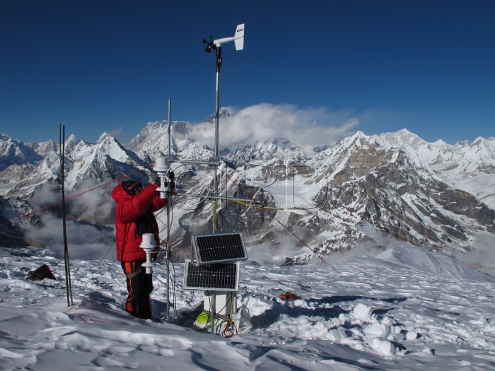 Une image contenant plein air, neige, ciel, skier

Description générée automatiquement