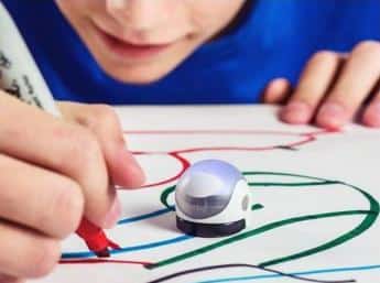 Une image contenant personne, Dessin d’enfant, fournitures de bureau, Article de bureau

Description générée automatiquement