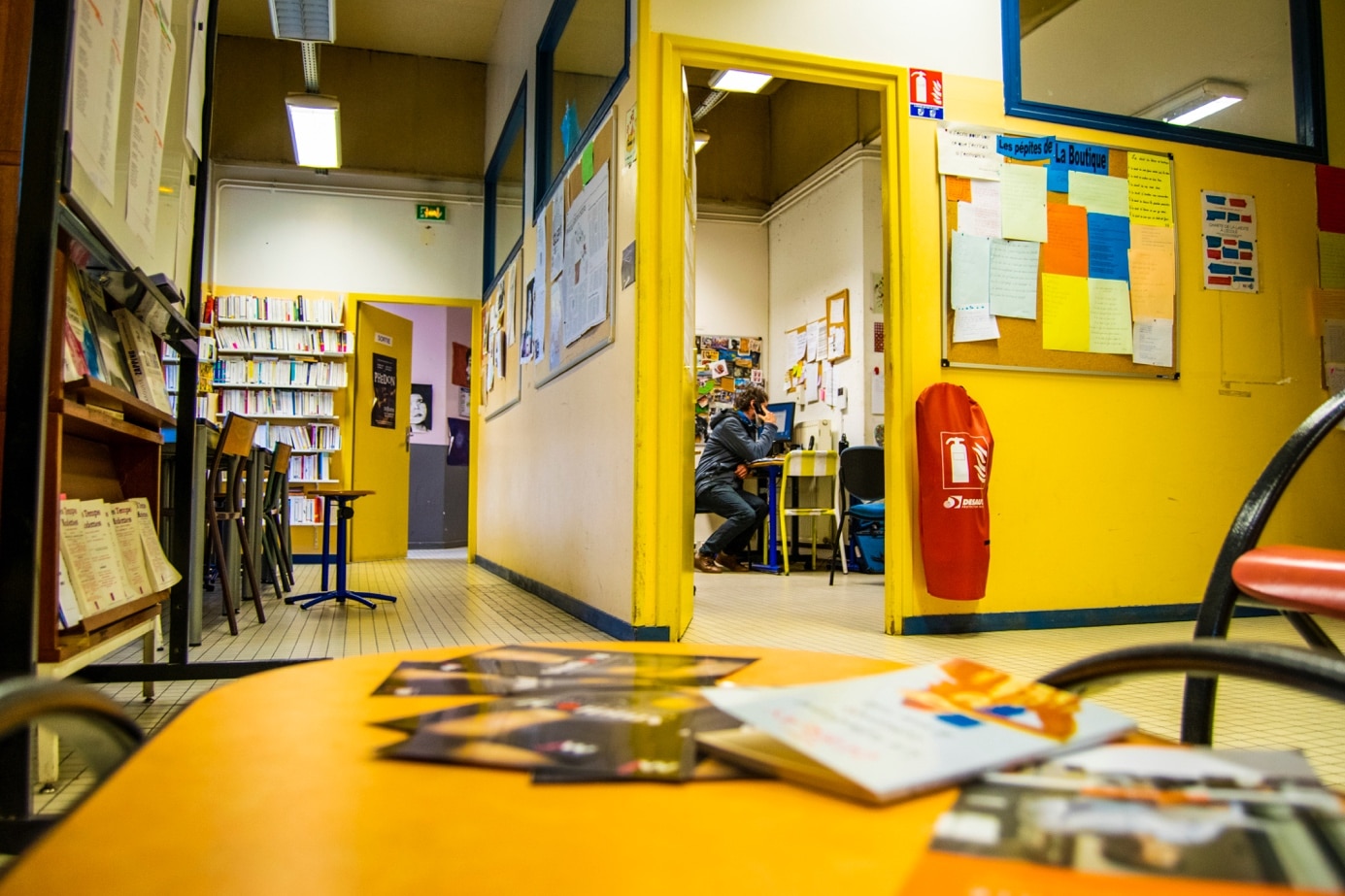 Une image contenant intérieur, table, meubles, livre Description générée automatiquement