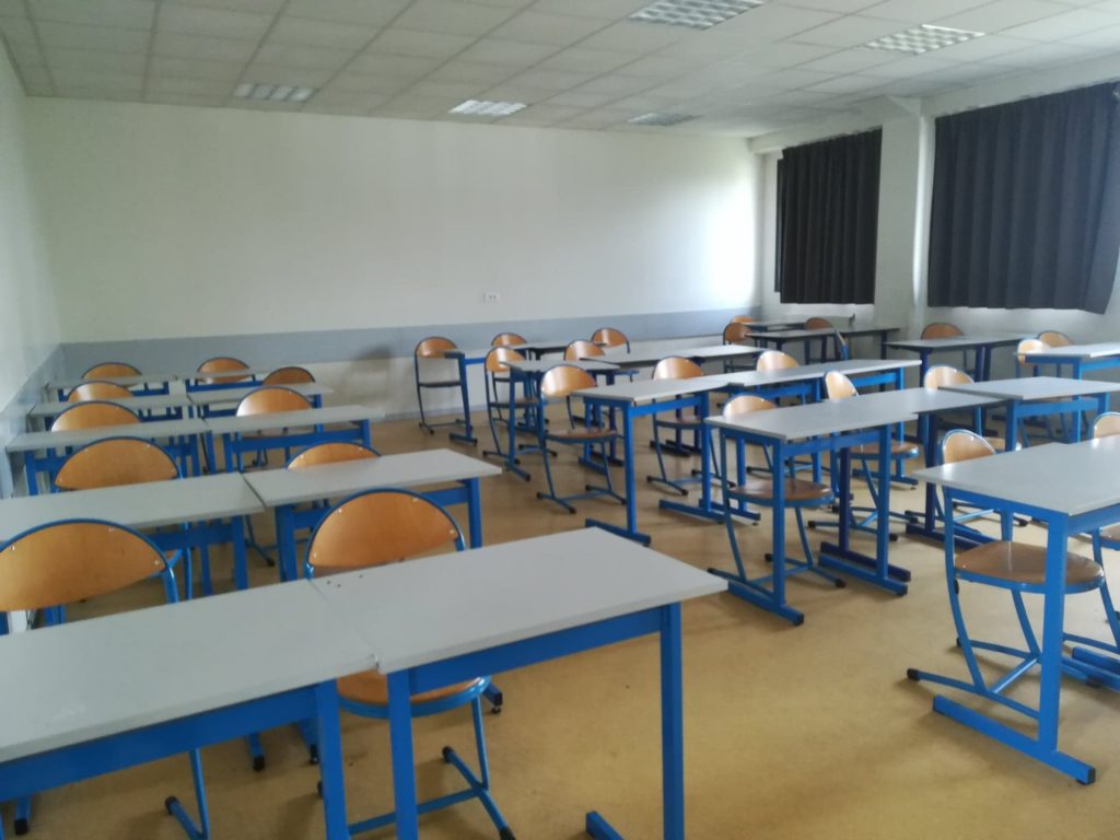 Une image contenant intérieur, meubles, salle de classe, table Description générée automatiquement