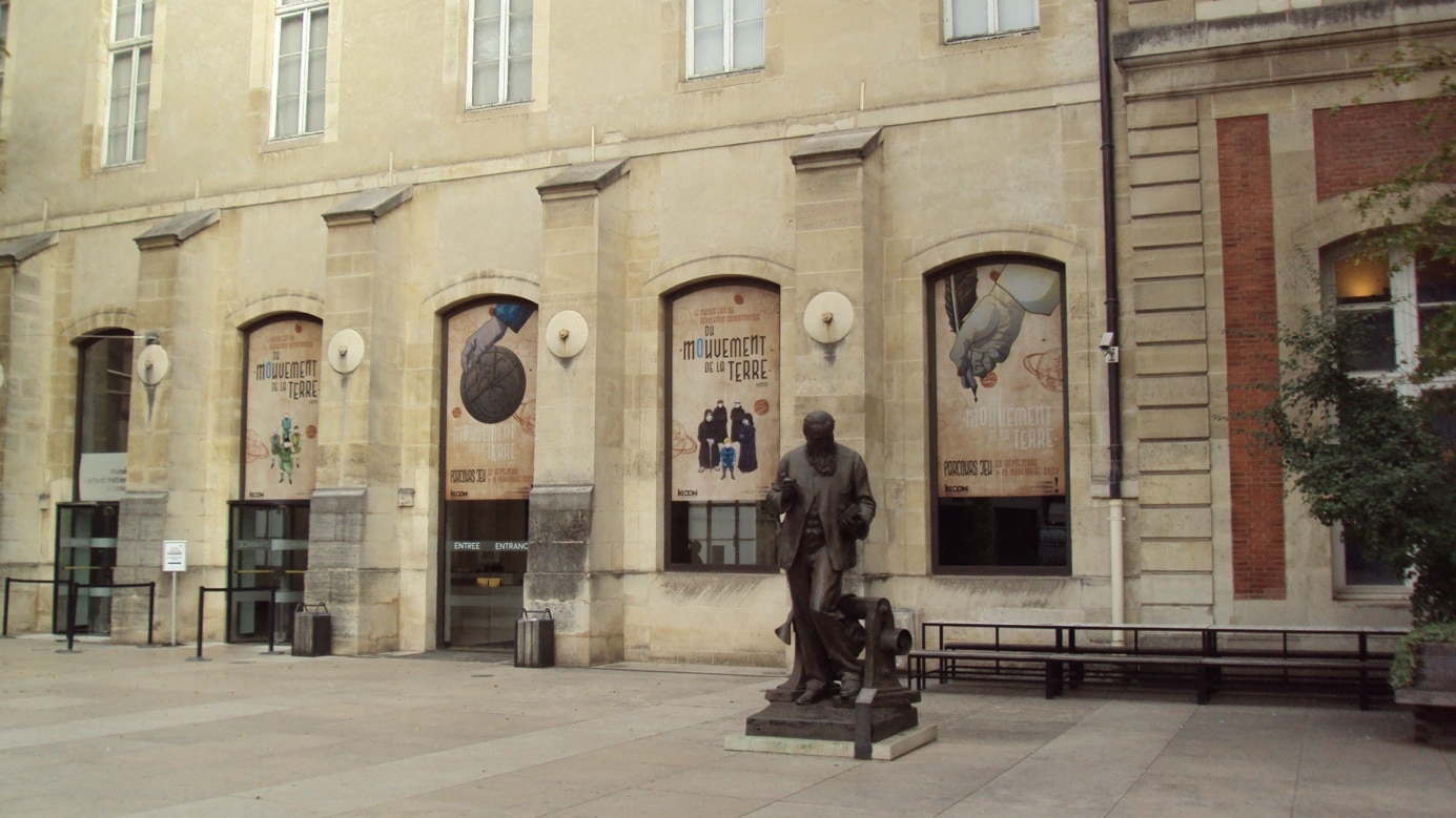 Une image contenant bâtiment, plein air, rue, statue Description générée automatiquement