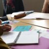 Une image contenant personne, habits, fournitures de bureau, Article de bureau Description générée automatiquement