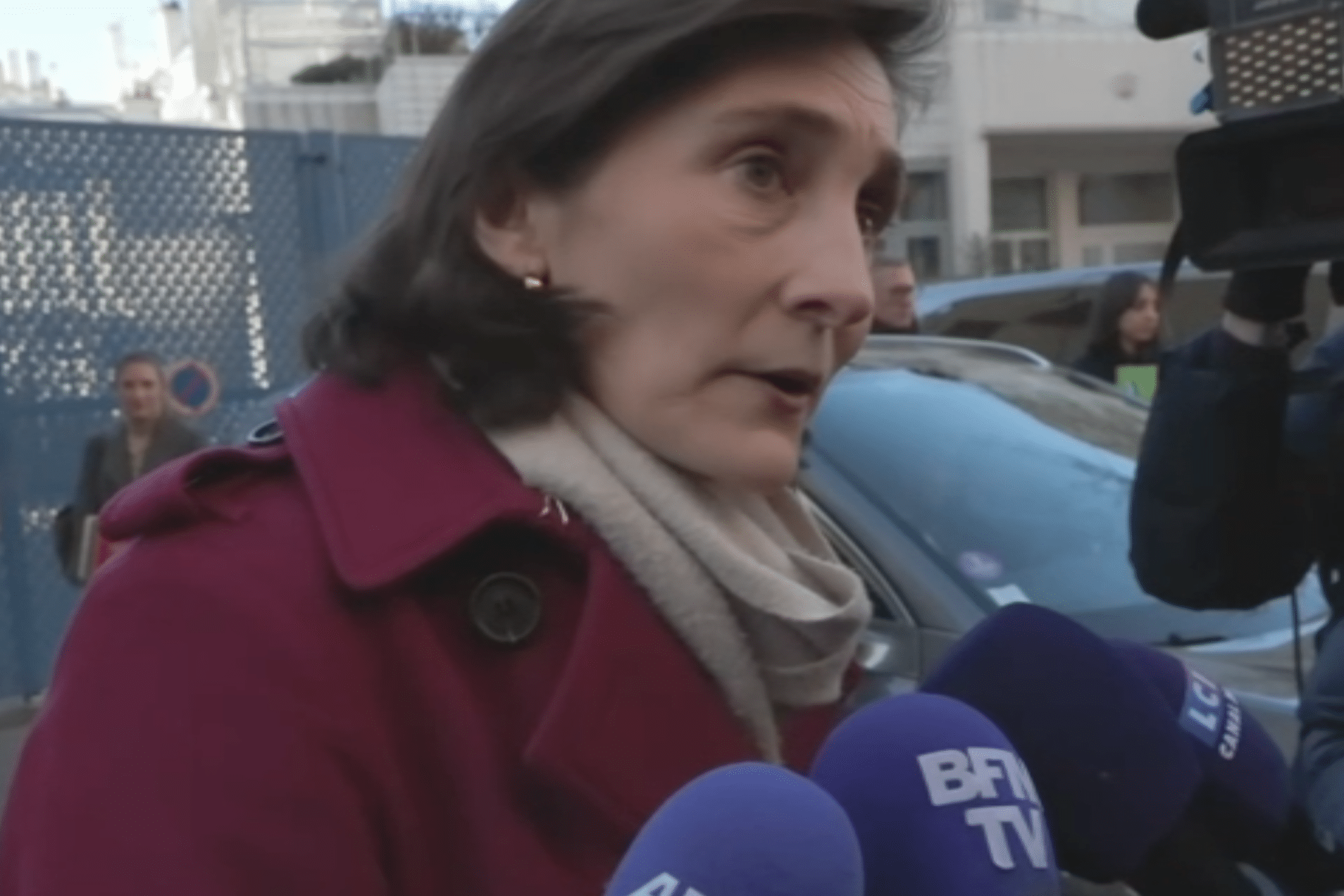 En visite à l’école Littré, la ministre tente de calmer le jeu