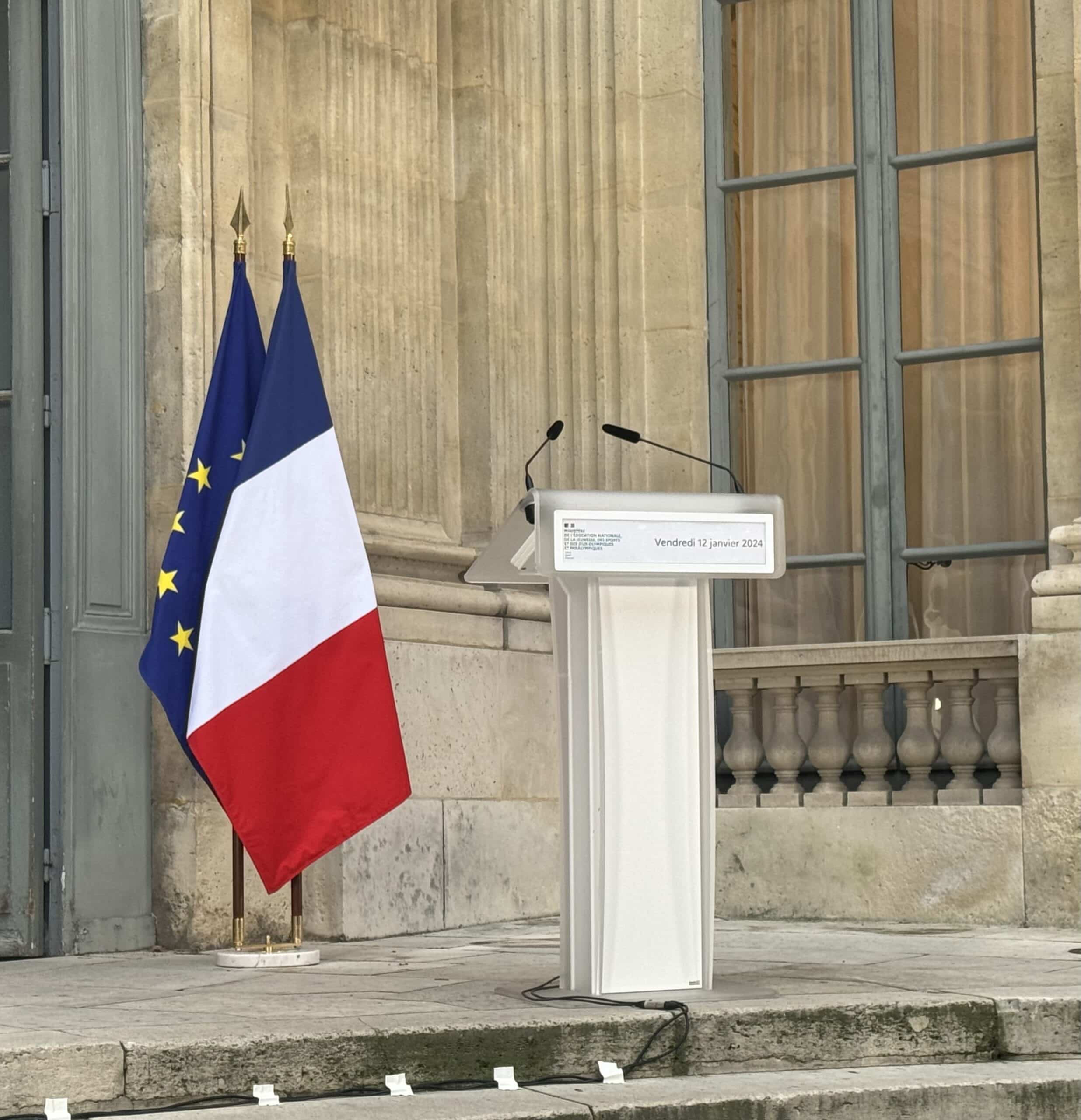 Nouveaux programmes : un report politique ?