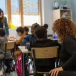 AESH : s&rsquo;assoir à côté de l&rsquo;élève ou un peu en décalé