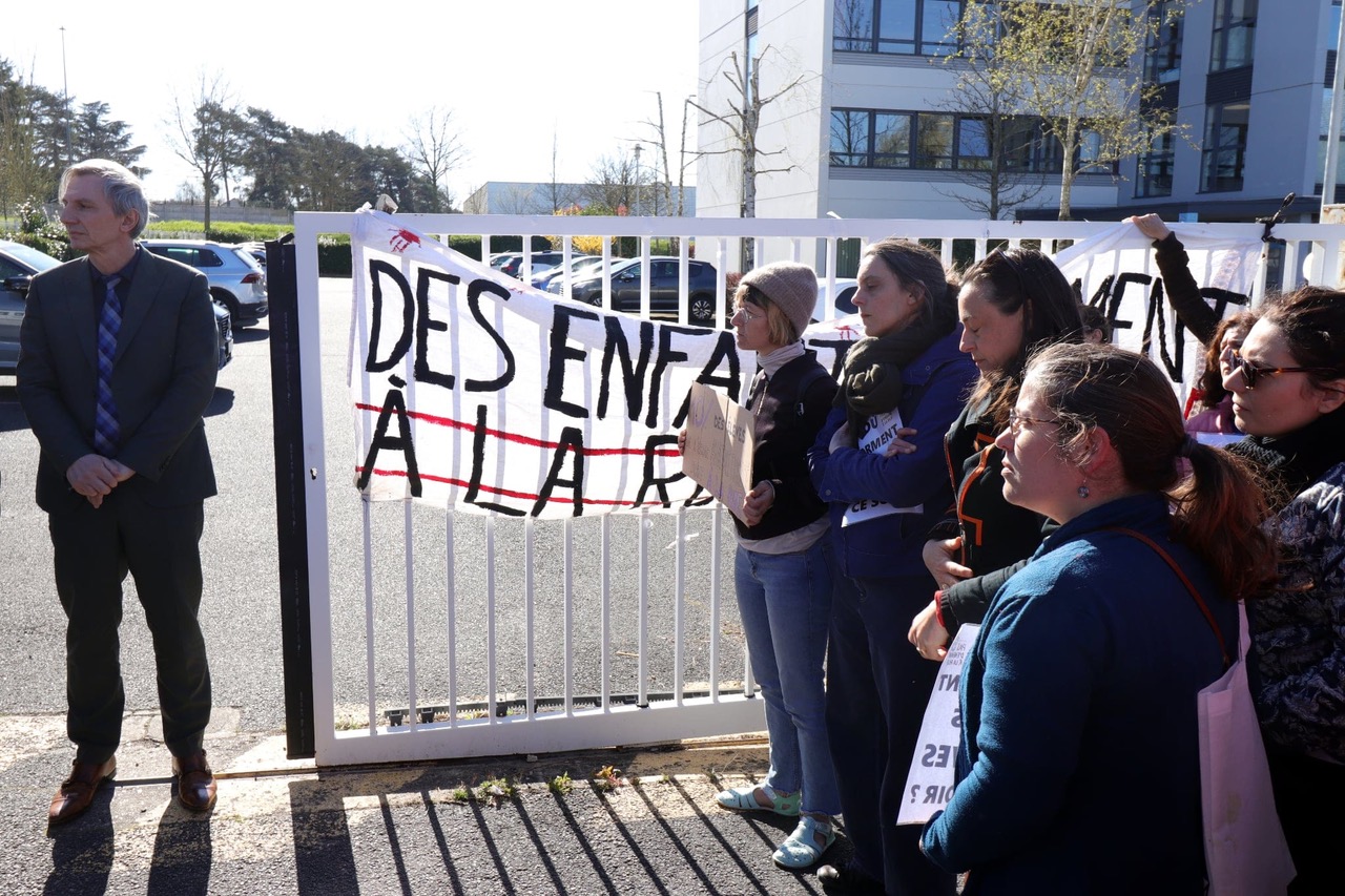 Les élèves à l’école, pas à la rue