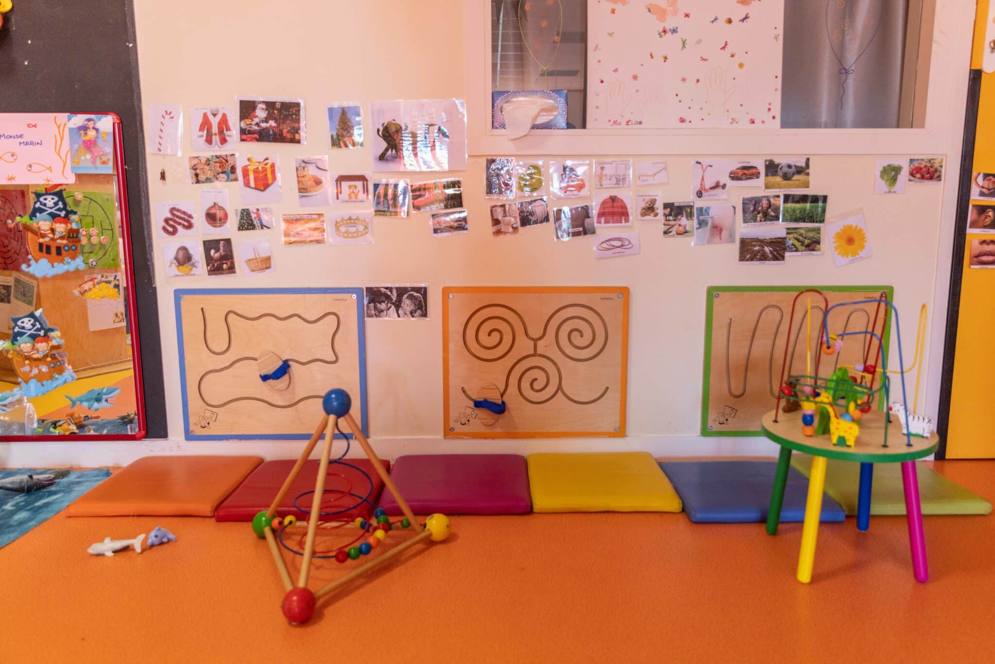 Accrocher les affichages pédagogiques en hauteur ou à hauteur d’enfant ?