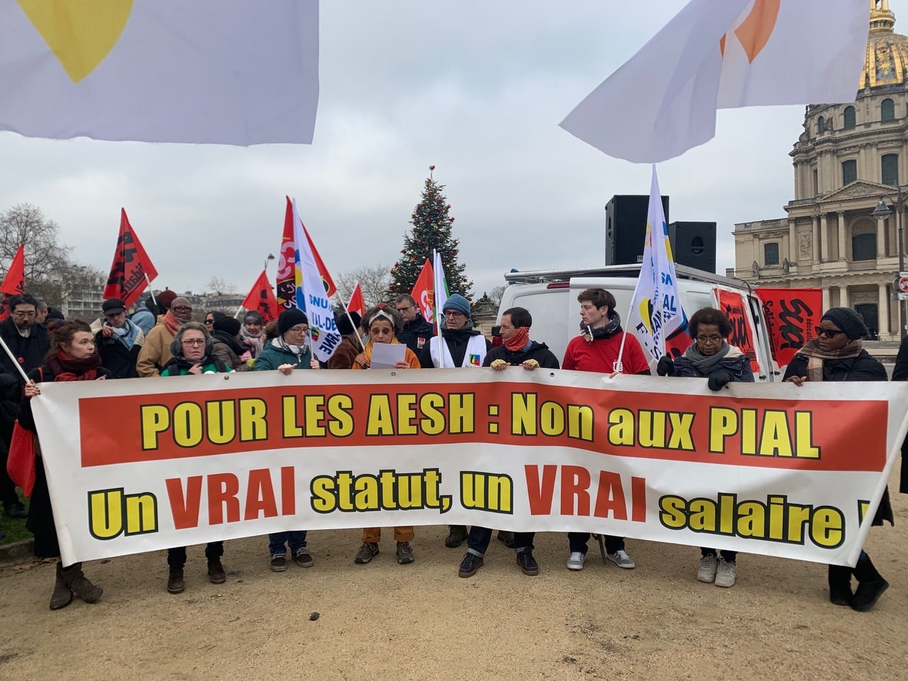 AESH : syndicats et féministes dénoncent une précarité organisée