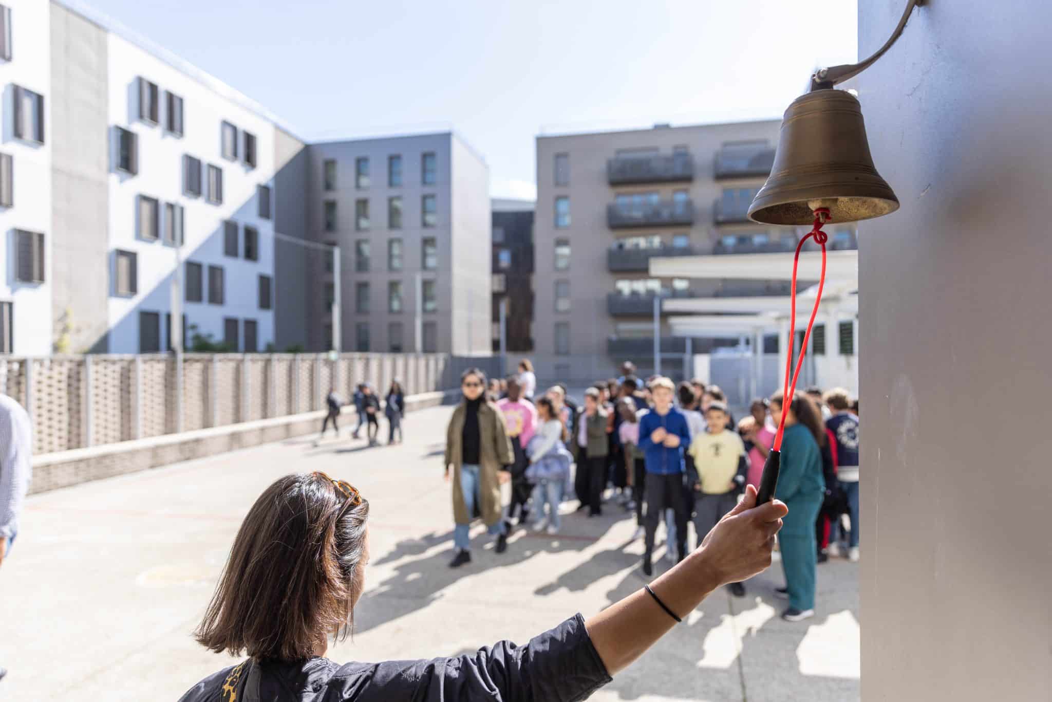 Accueillir les élèves dans la cour ou dans la classe ?