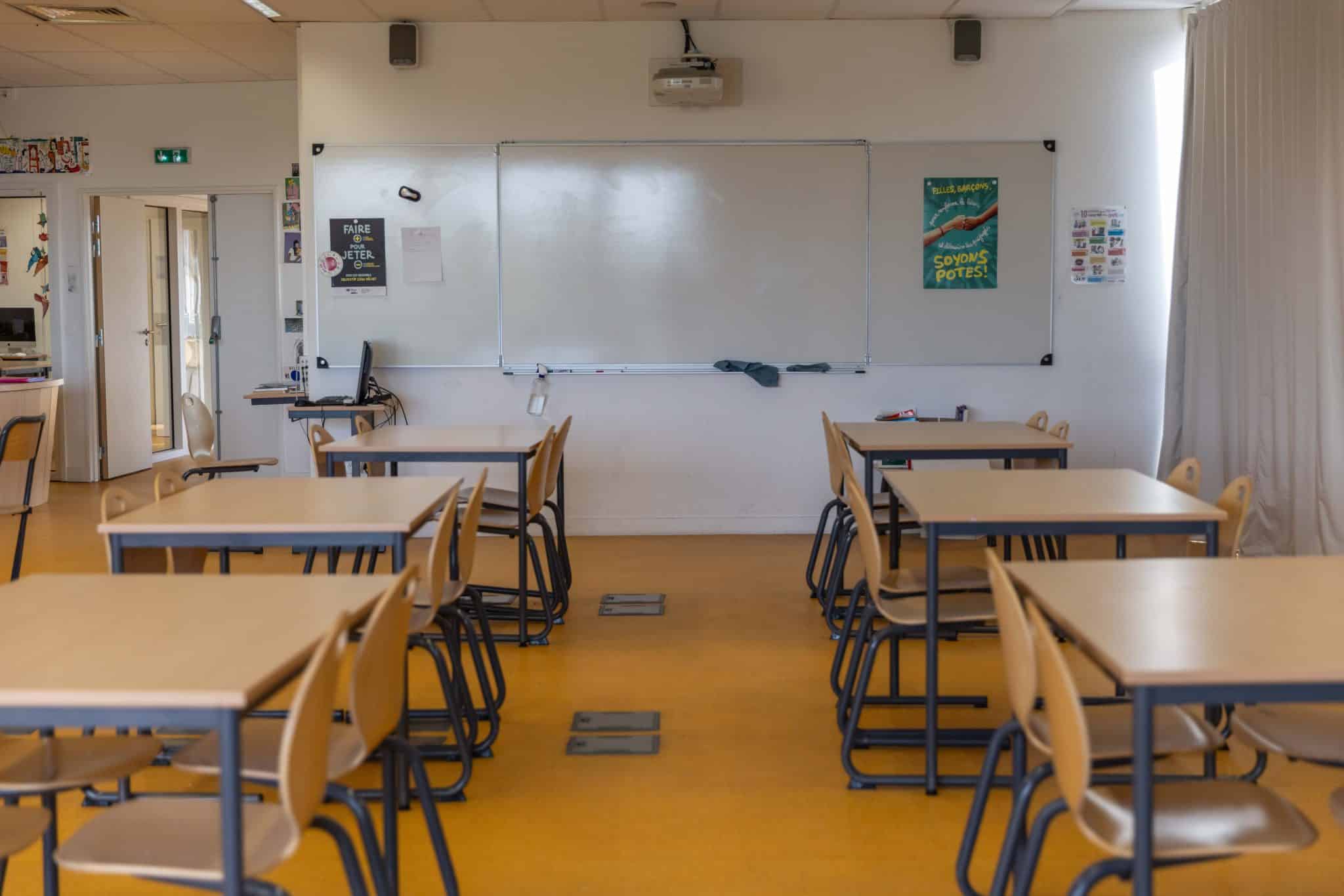 Écrire le prénom des élèves sur les tables ?