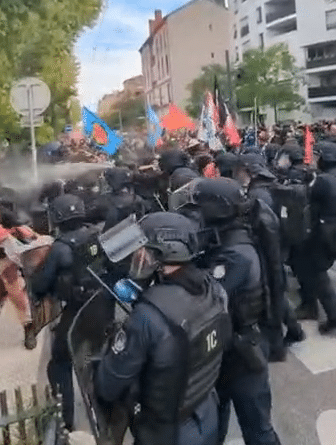 À Lyon et Villerbanne, la répression policière s’abat sur les cortèges : parents et enseignants matraqués, lycéen interpellé
