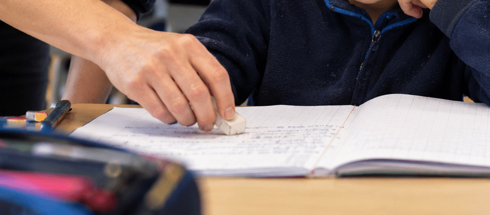 Faut-il gommer à la place d’un élève ? Le dilemme ordinaire des enseignants